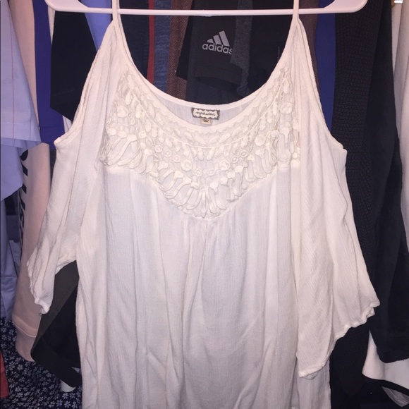 Off-Shoulder Top. - Picture 3 of 5